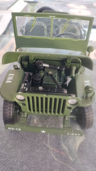Vând machetă Jeep Willis md.1943 mărimea 1:18