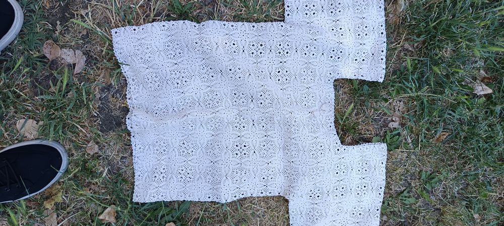 Продавам плетен на ръка женски комплект