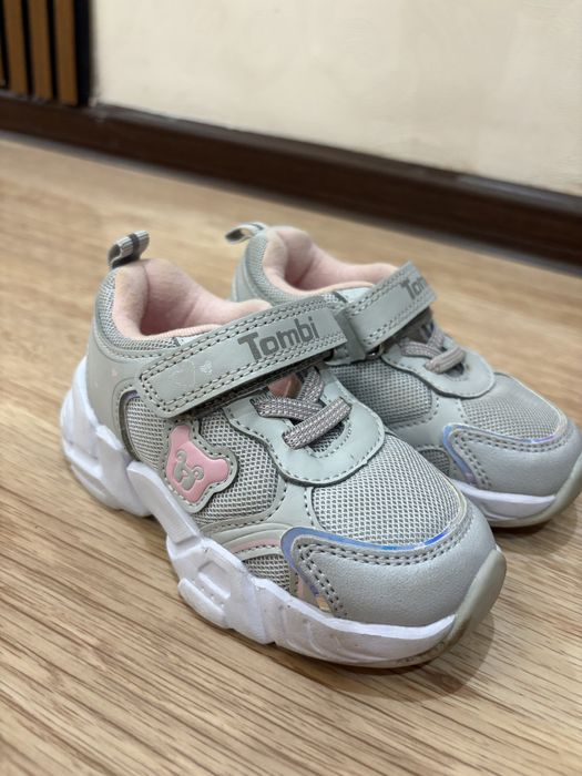 Продам детские кроссовки