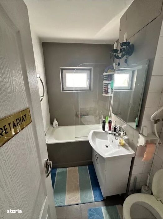 Apartament 3 camere semidecomandat, 55 mp, etaj 2/4, zona Rovine