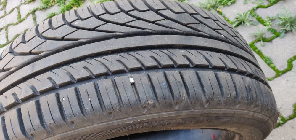 Patru pneuri de diferite dimensiuni, vară și iarnă.