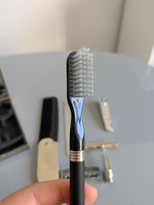 Мъжки сет за пътуване с гребен и нокторезачка