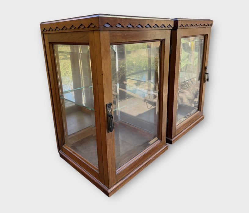 Set 2 vitrine perete/postament lemn masiv de nuc