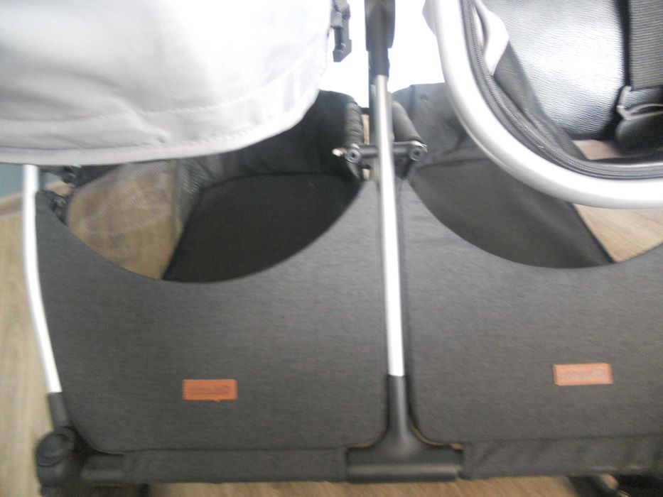 Детска количка за близнаци.