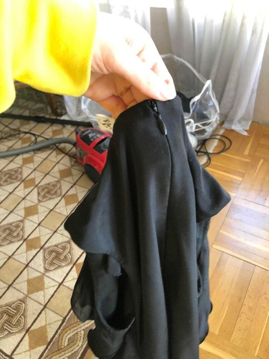 Елегантна черна рокля над коляното