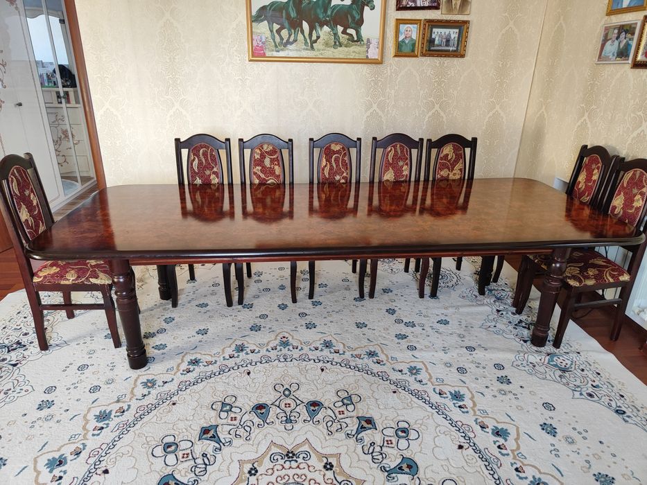 Стол и стулья в отличном состоянии!