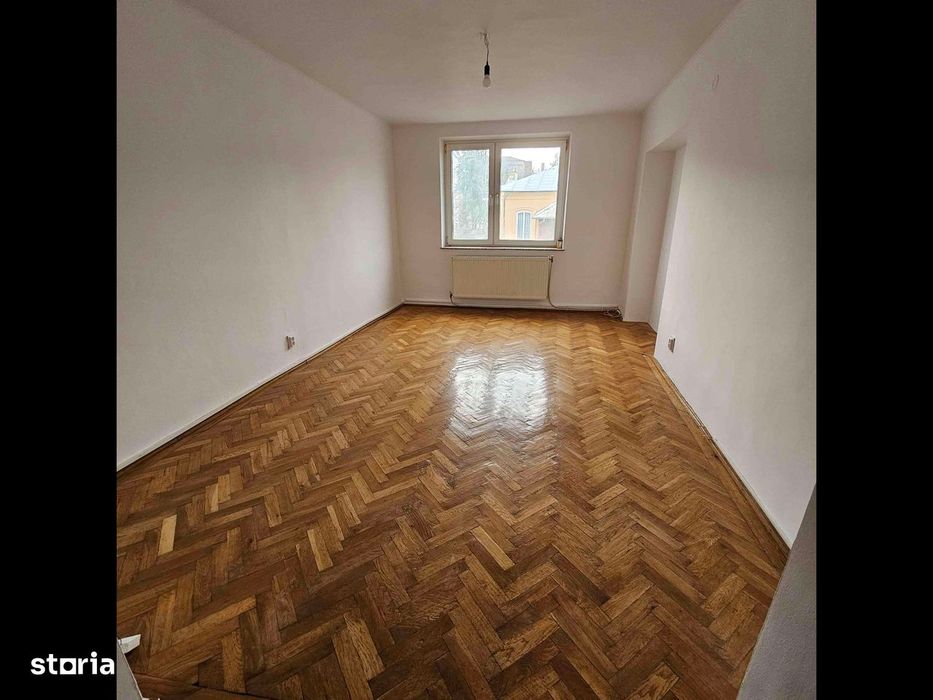 Apartament centru cu 4 camere, 2 bai, etaj 2