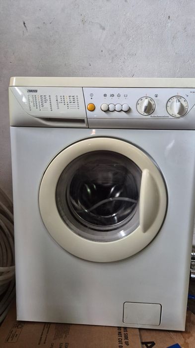 Продам стиральную  машинку зануси