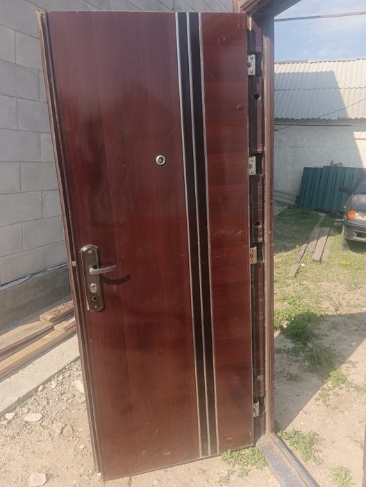 Продам входную дверь
