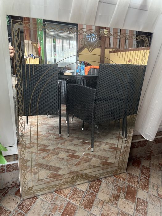 Oglinda decorativa de perete pe structura de lemn