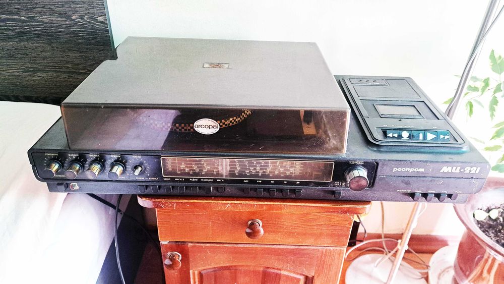 Ретро колекция - магнетофон, радио-касетофон с грамофон и телевизор