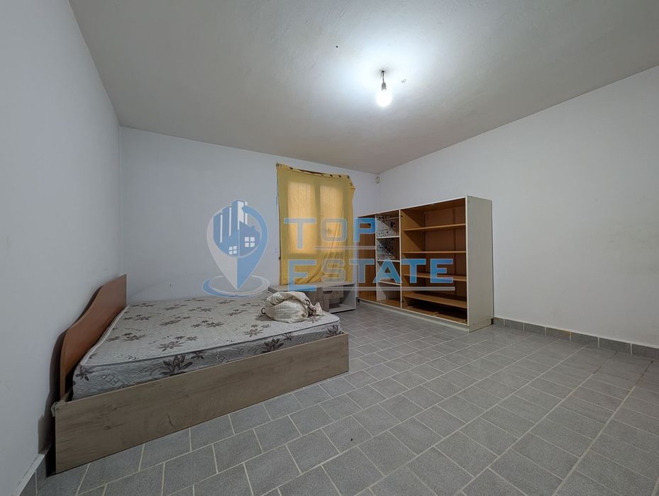 Едноетажна монолитна къща в центъра на град Златарица