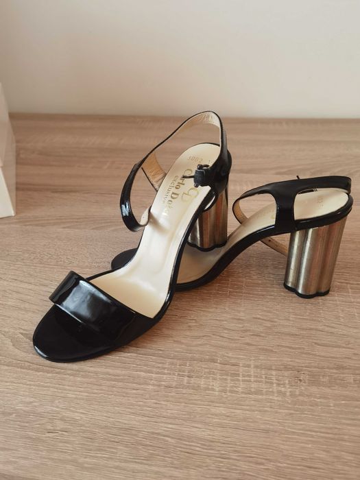 Sanda neagra eleganta