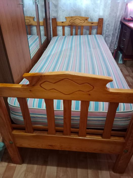 Продаю кровать с матрасом