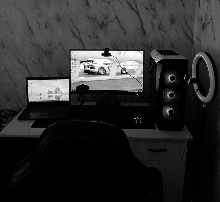 Stolga qoyiladigan komyuter