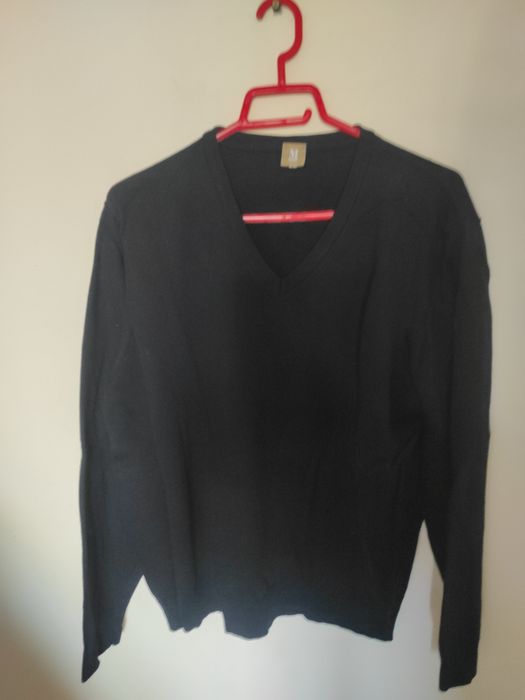 Pulovere, jersee, mărimi diferite, modele diferite, culori diferite.