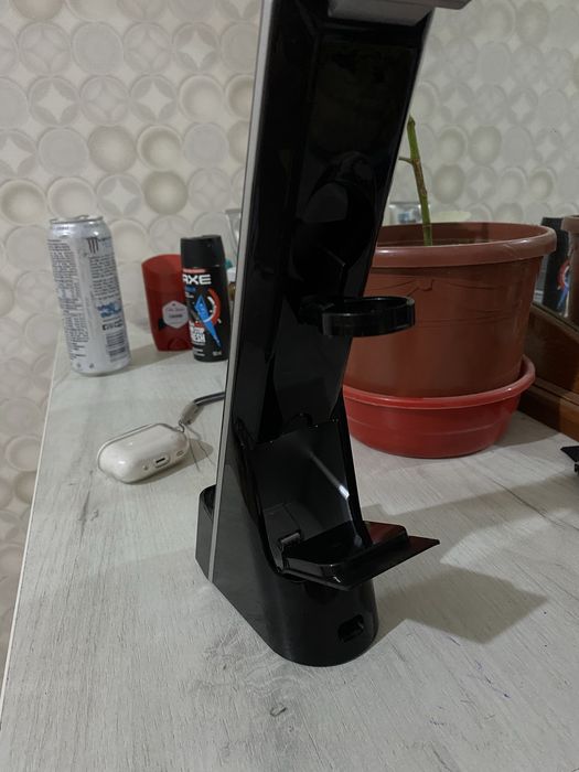 настольная лампа с безпроводной зарядкой