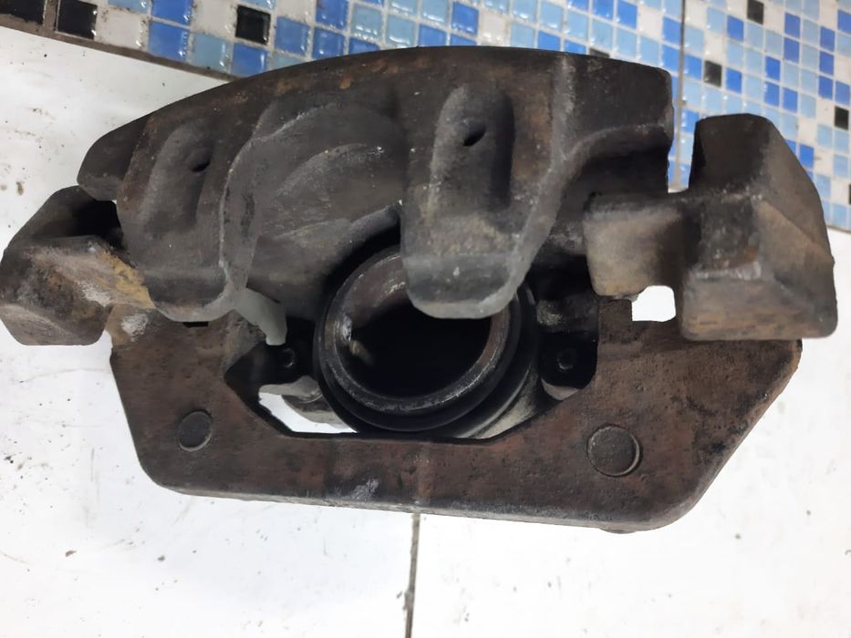 Продам суппорт тормозной мазда