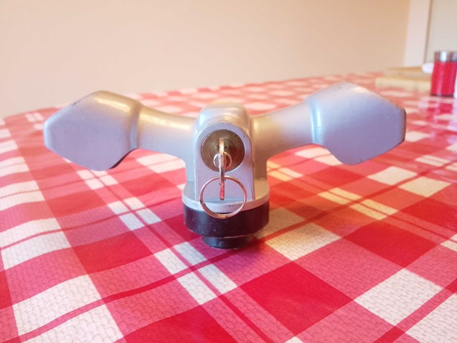 Заключалка за кормило на  кола или бус.