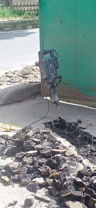 Копаем  траншей  землю ямы траншею