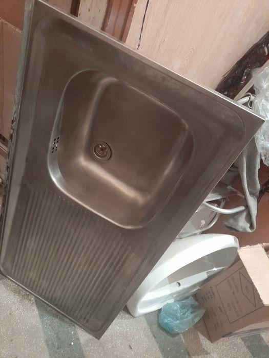 Мивки:неръждавейка хромникел Krupp Nirosta,лява ш.1м/60см и дясна 1/50