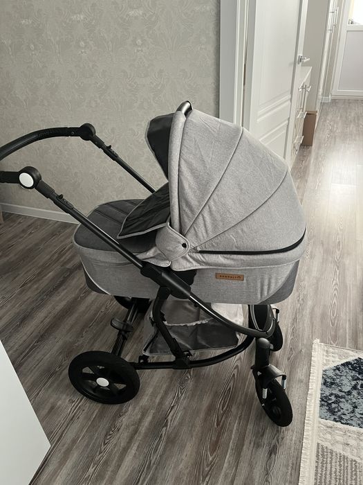 Детская прогулочная коляска