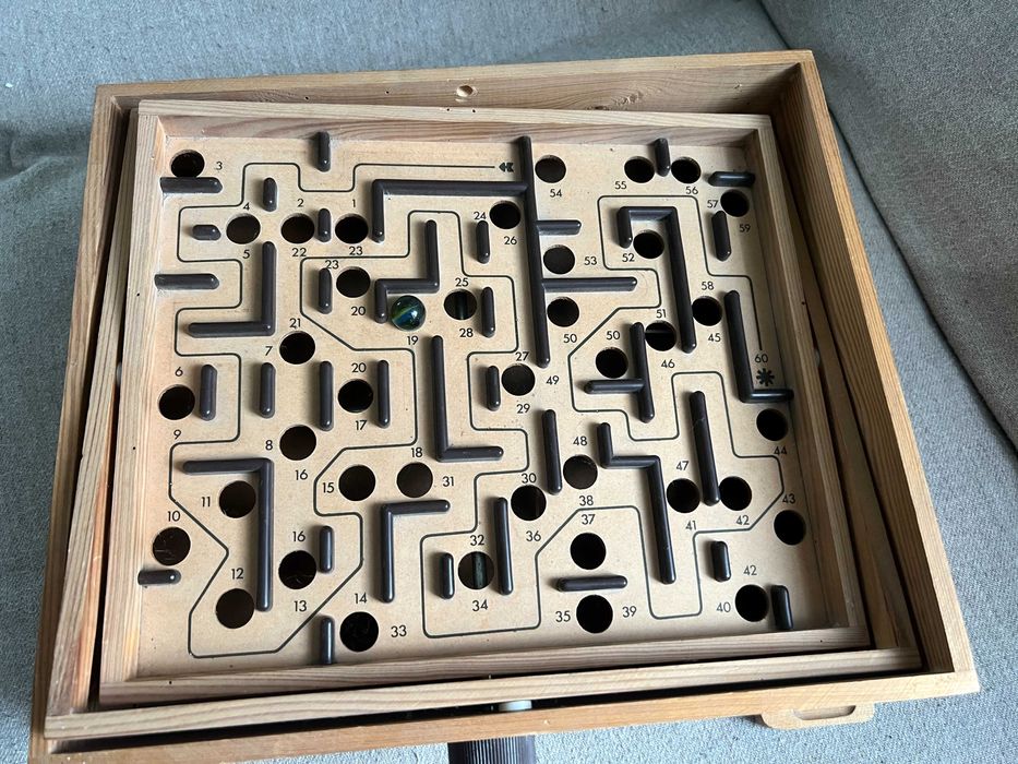 Joc labirint clasic BRIO Labyrintspel din lemn cu bila de sticla