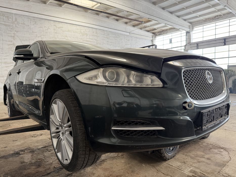 Jaguar XJ avariat