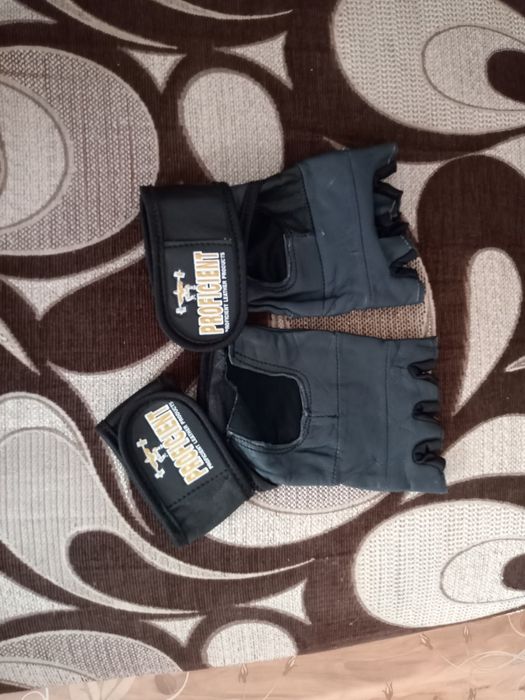 Перчатки для турников и спорта