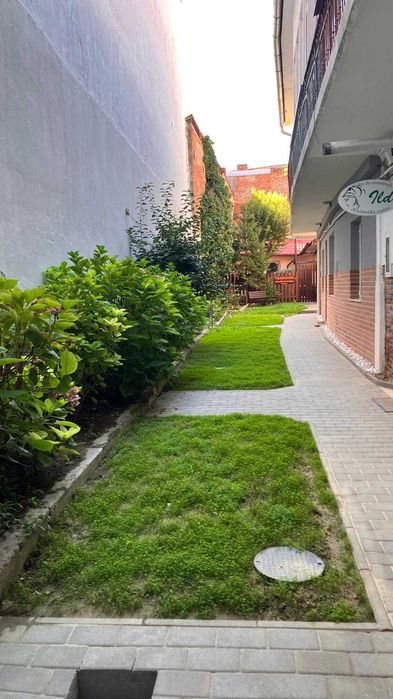 Închiriez apartament 2 camere în centrul municipiului Cluj-Napoca, într-o curte interioară, la parter, complet renovat, mobilat, ultrafinisat, 50 mp.