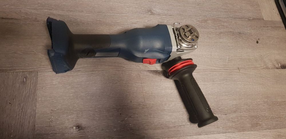 Flex bosch professional gws 18v - 11 se vinde doar corpul fara alte accesorii pret 450 de lei bucată
