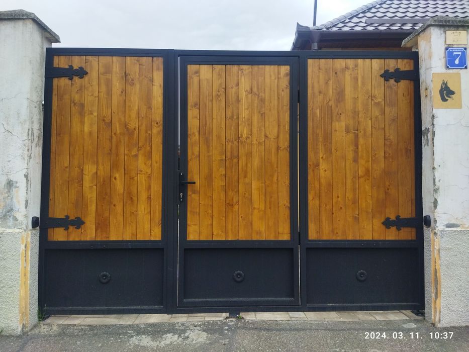 Porți  placate cu lemn