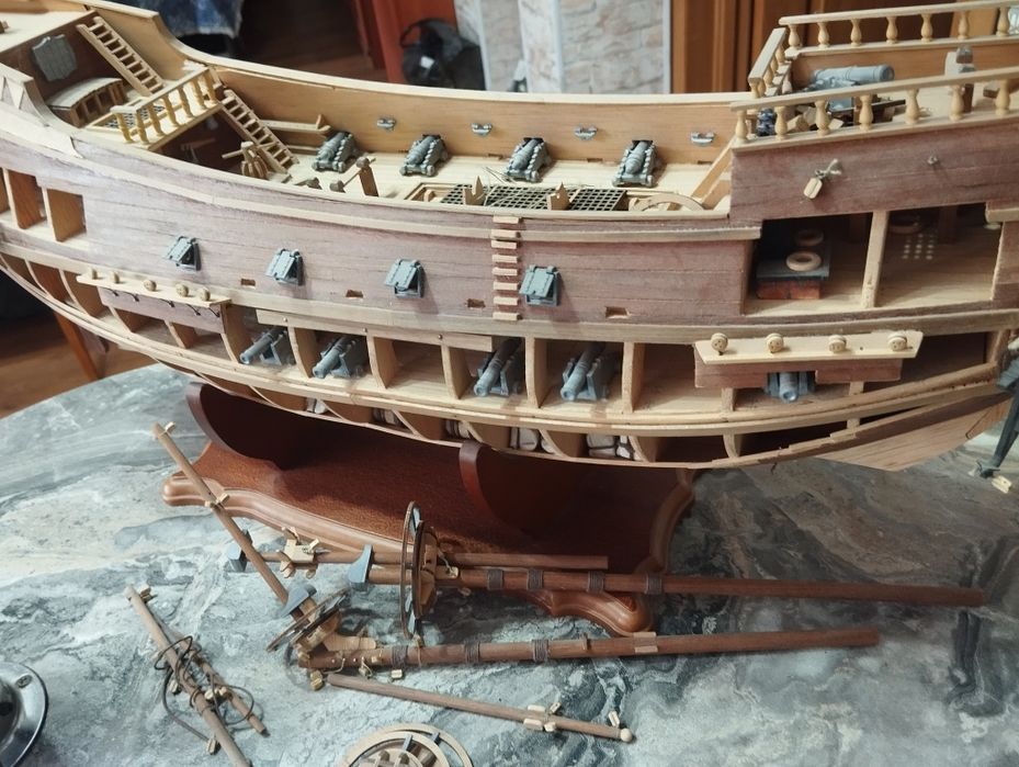 Продам деревянный корабль