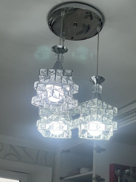 Продам люстры трех рожковые
