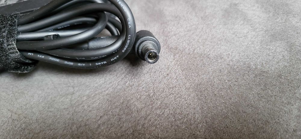 ASUS 200W Incarcator Adaptor 20V-10A  cu pin pe mijloc fuctional