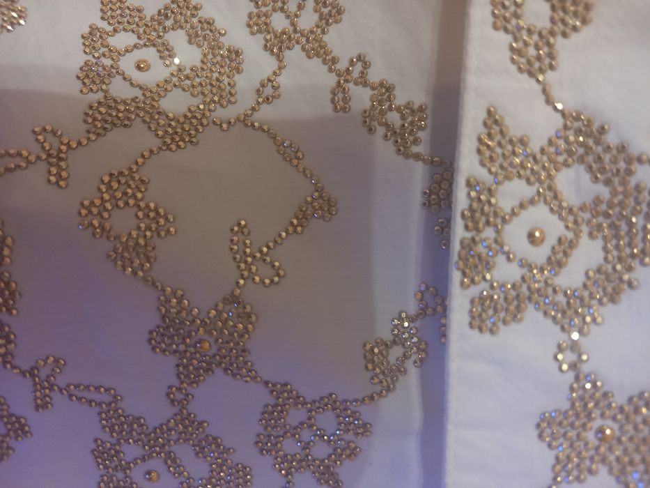 Уникална бяла риза със златисти камъни и прозрачен гръб от дантела