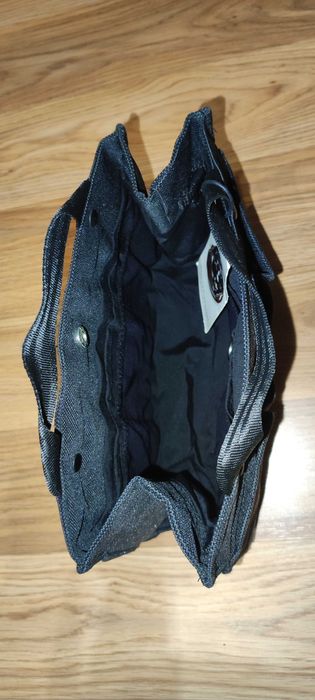 INBAG органайзер за чанти с много джобове в елегантен дизайн.