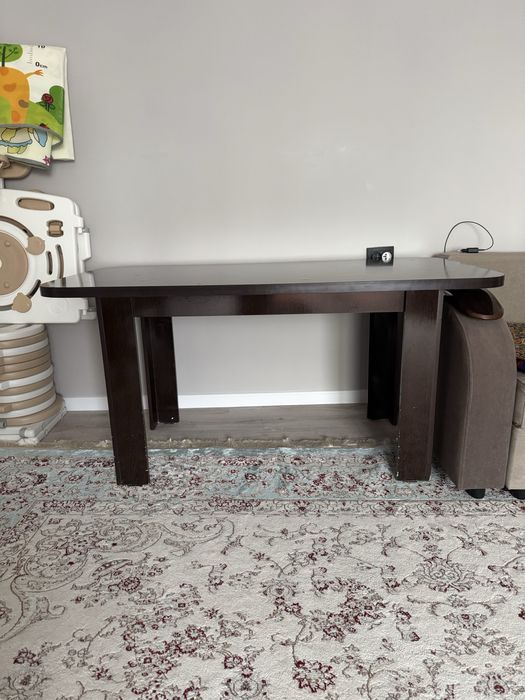 Стол коричневого цвета