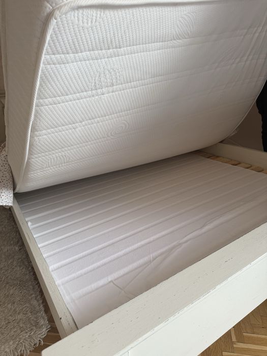 Спалня от естествено дърво с матрак и нощно шкафче