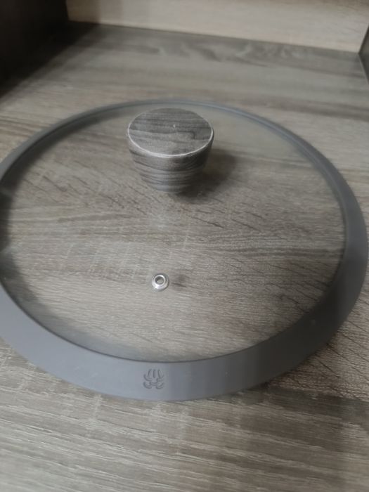 Стеклянная крышка d 26см.