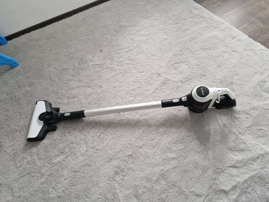 Vand aspirator Bosch Unlimited 6 cu 2 acumulatori