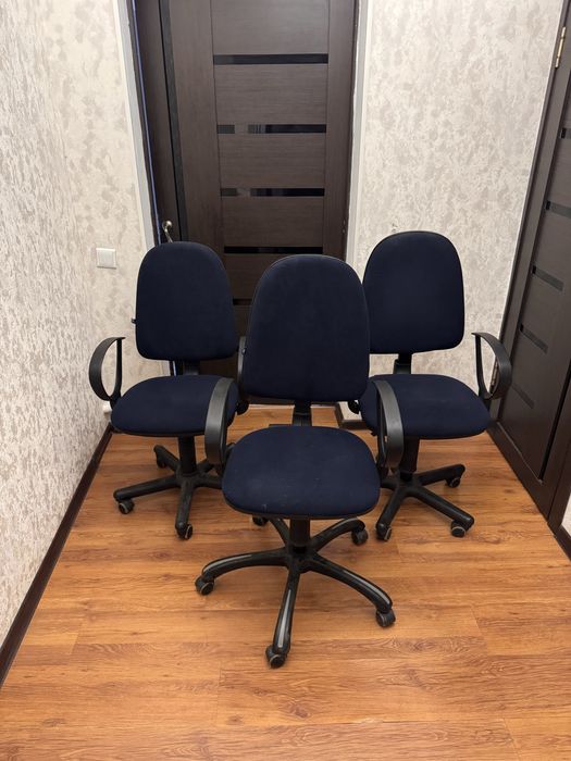 Офисные кресла 8 штук