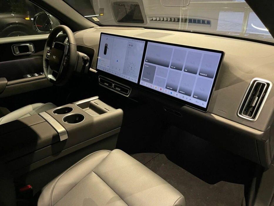 Lixiang Li 7 Ultra Restayling Белый и Кофе Салон, Мокрый асфальт