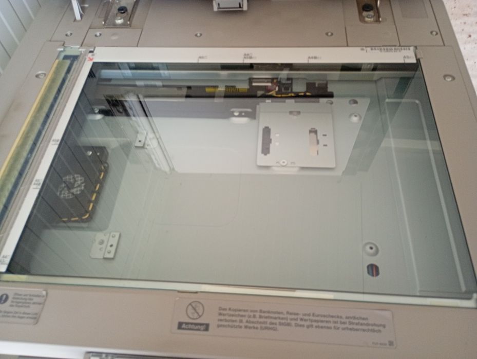 Това е цветно мултифункционално устройство Canon imageRUNNER ADVANCE