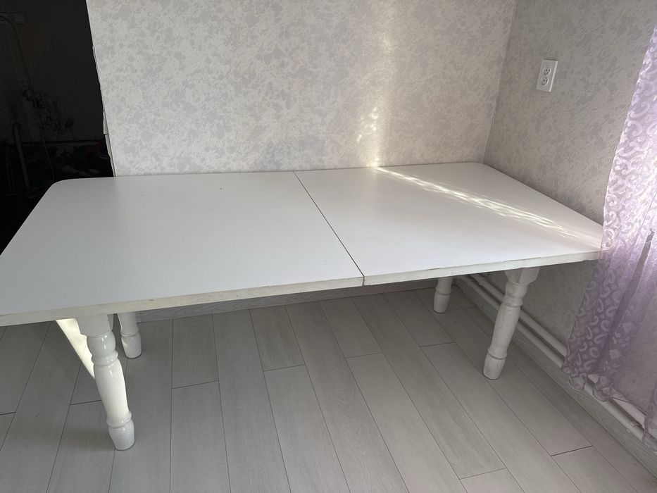 Стол большой без стульев