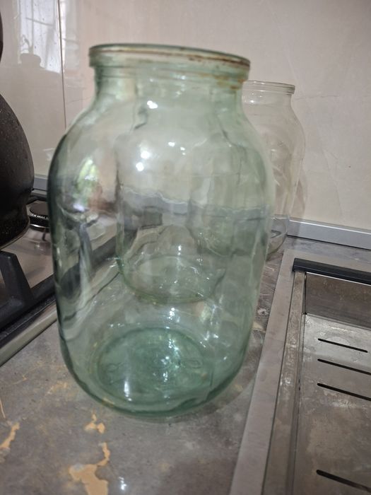Срочно продам банки 2х,цена 200т