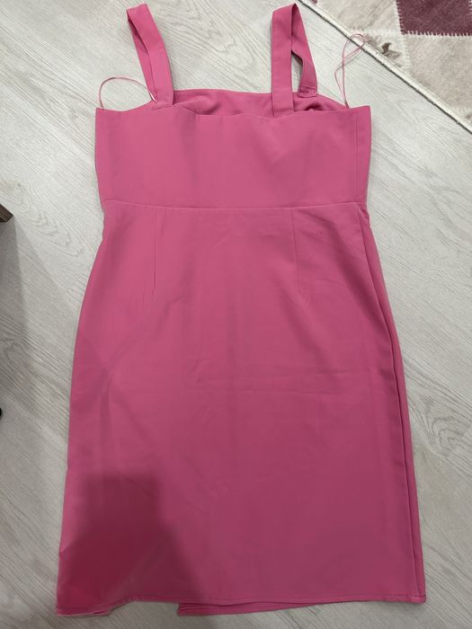 Розова рокля с цепка