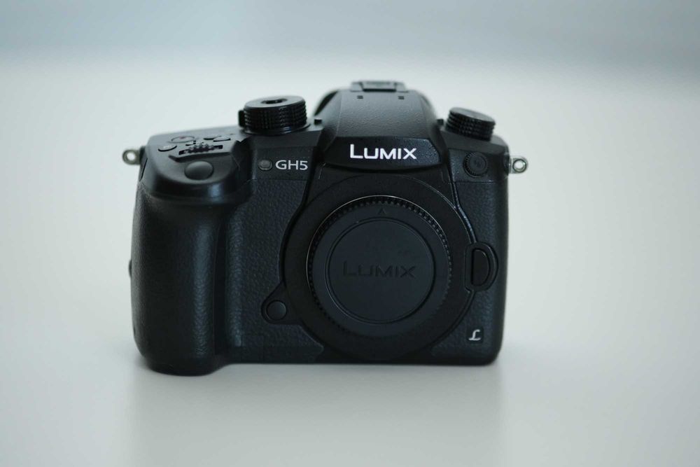 Продавам фотоапарат Panasonic GH5