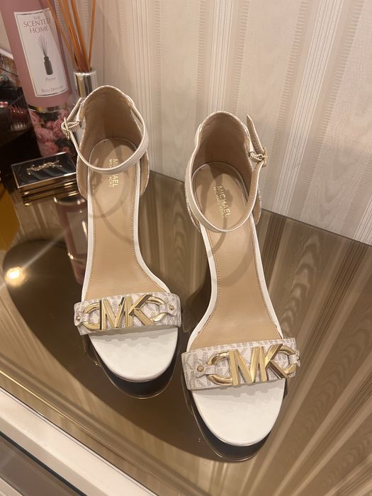 Сандали на ток Kors