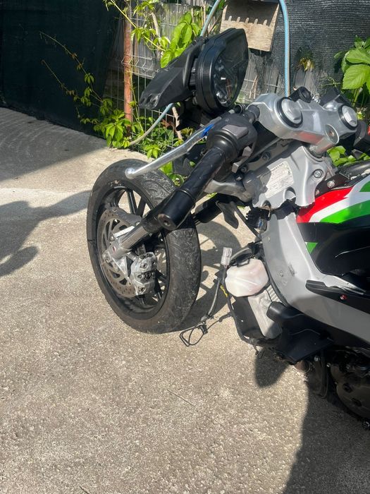 Vând motor Aprilia lovit